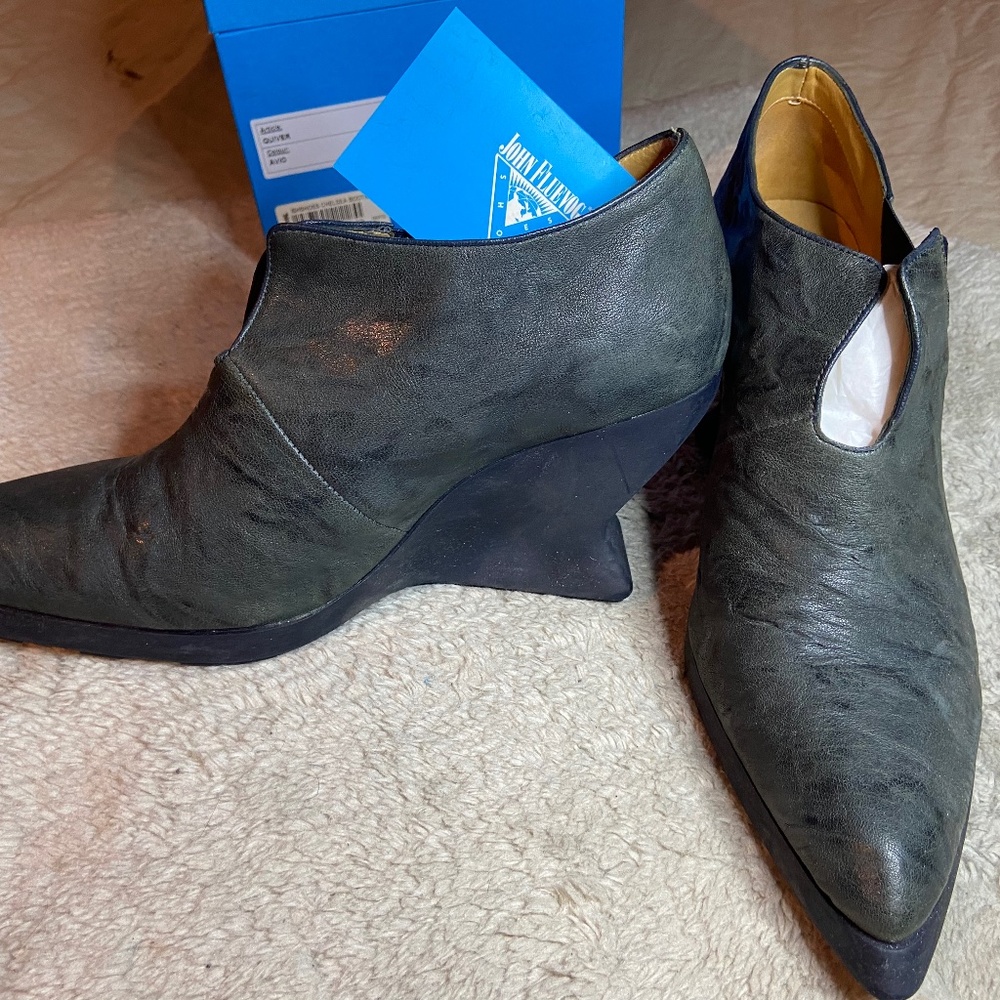 FLUEVOG Quiver Size 10 *RARE FIND* MINT CONDITION*